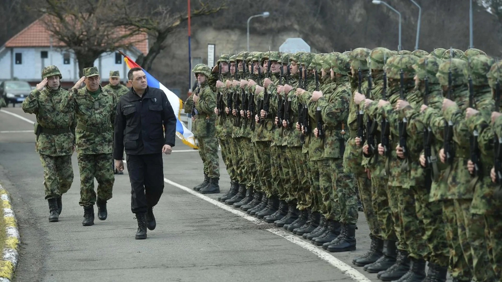 Сръбският военен министър: Няма място за паника, не се връщаме към 90-те години