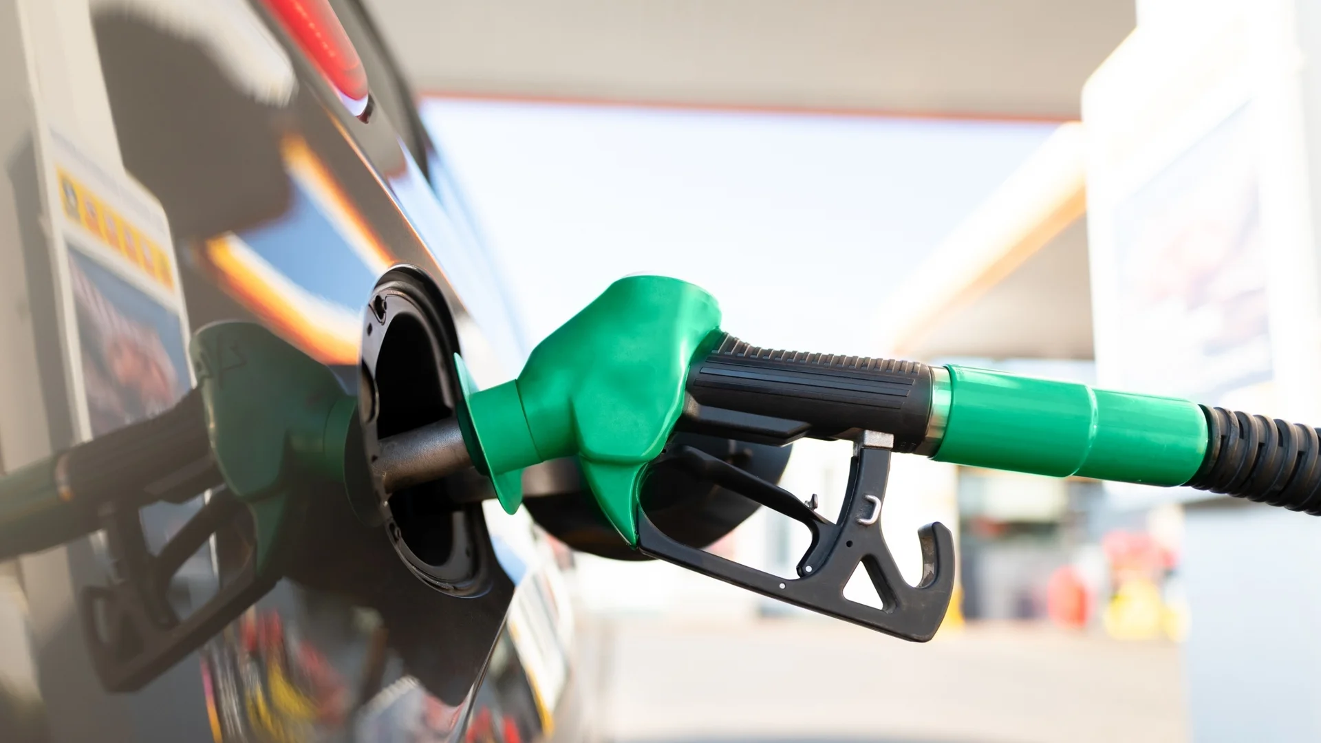 Ще има ли таван на цените на горивата: Говори икономическият министър
