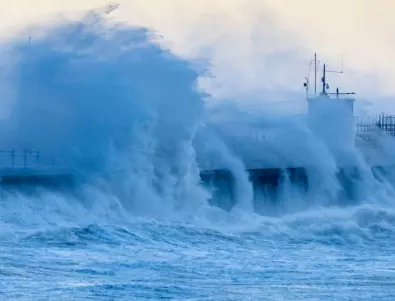 Турски курорт удавен и под вода след жестока буря (ВИДЕО)