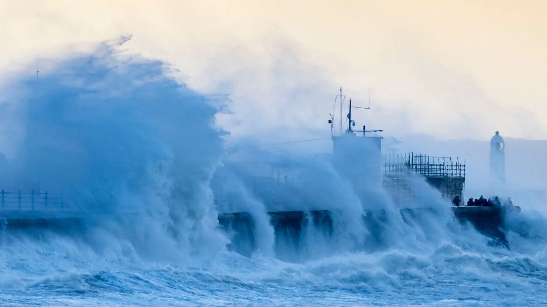 Бурята на века: В Керченския пролив се сблъскаха три руски кораба (ВИДЕО)