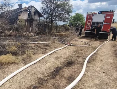 Три пожарни гасиха нов пожар до вилната зона на Изворище 