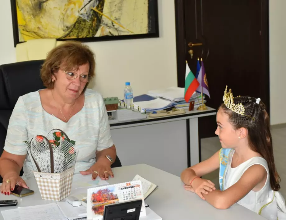Кметът на Ловеч  се срещна с малката Мис Планет 2022