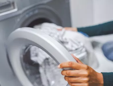 Хитрата домакиня никога не прави това, когато пере бели дрехи