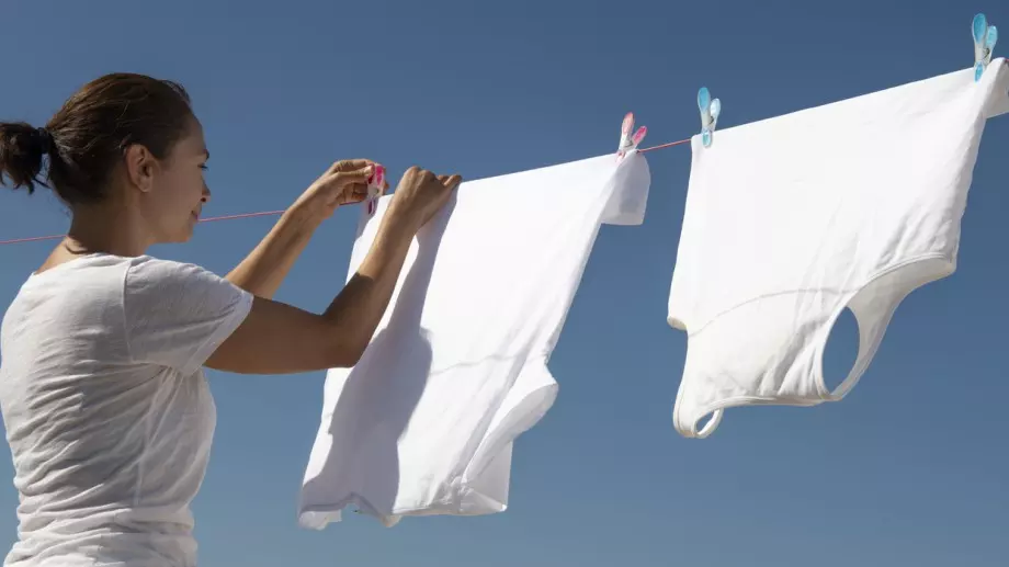Французойките перат белите дрехи така и по тях не остава нито едно петно