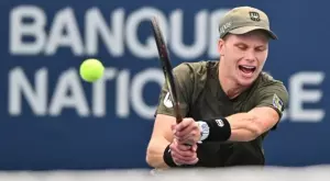 Тенисист си поръча бургер по средата на мач, а след това го изяде (ВИДЕО)