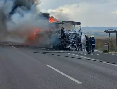 Автобус изгоря на магистрала 