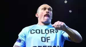 Брутално кроше: Един от първите нокаути на галата Олександър Усик - Даниел Дюбоа бе украински (ВИДЕО)