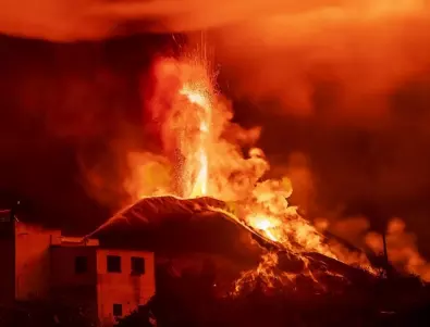 Вулканът Мерапи в Индонезия изригна и изхвърли пепел на 3000 метра (ВИДЕО)