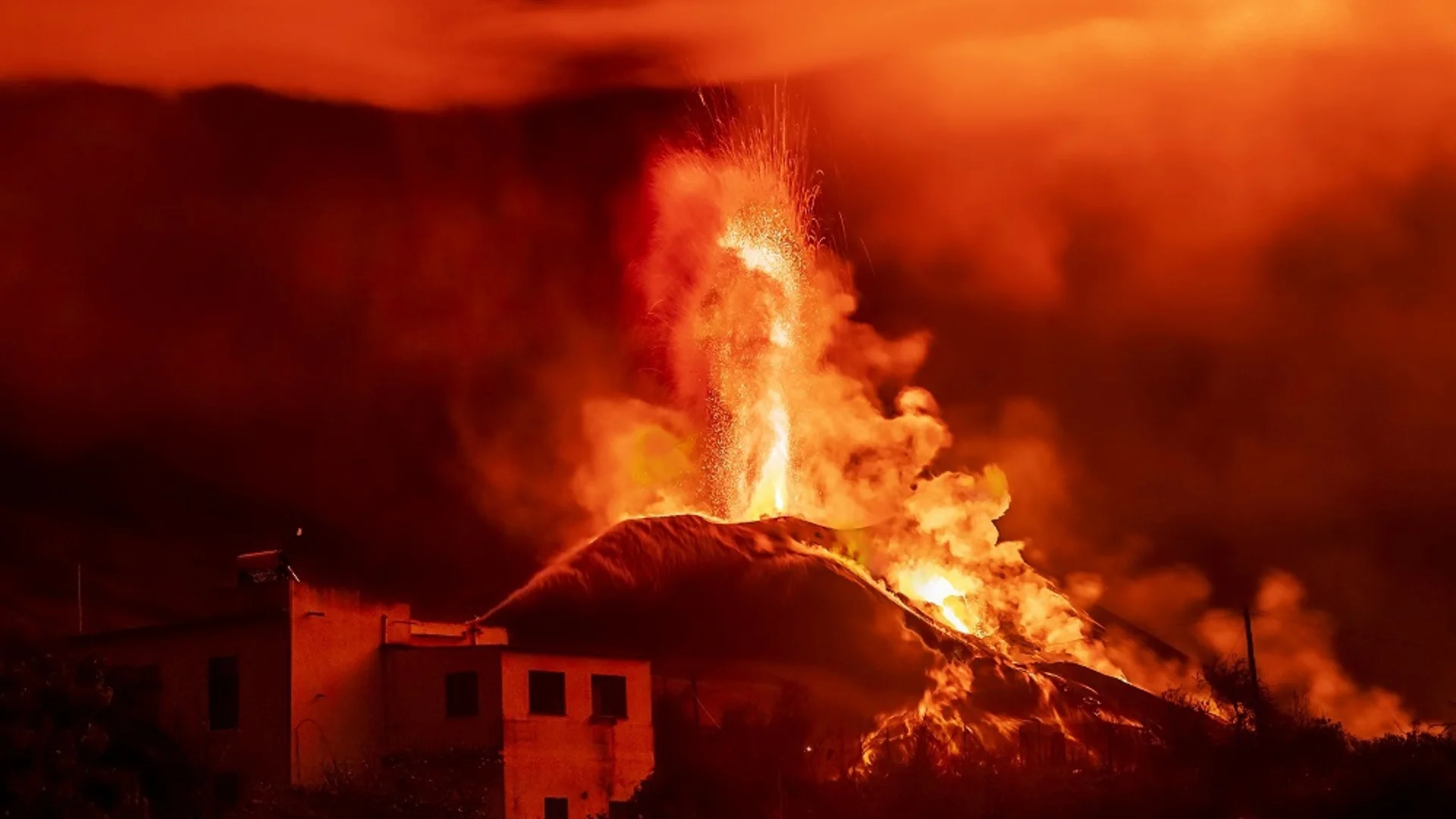 Вулканът Руанг изригна отново, обявена е най-висока степен на тревога (СНИМКИ)