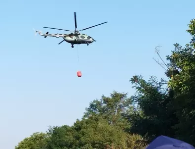 Трети ден два военни хеликоптера гасят пожара в Родопите
