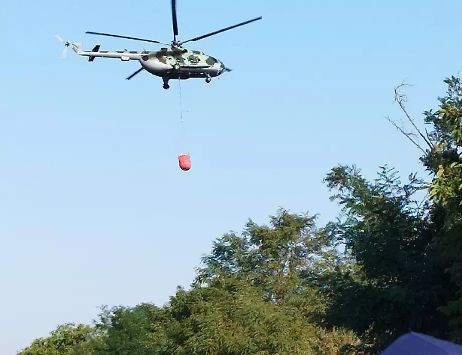 Военен хеликоптер се включи в гасене на пожар в асеновградско село
