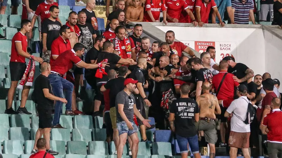 Напрежение и бой между фенове помрачи победата на ЦСКА срещу Базел