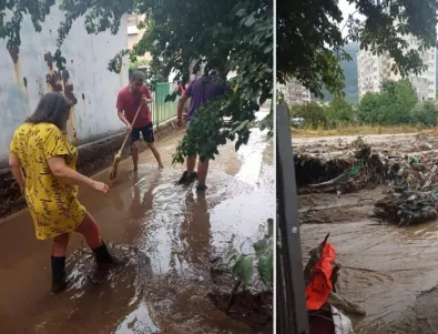 Няма загинали при наводненията в Карловско, 20 души са спасени с хеликоптер