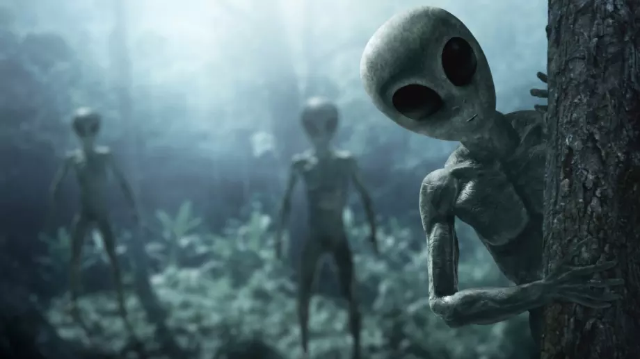 "Те все още са тук": Станфордски професор заяви, че извънземни са посещавали Земята