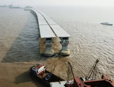 Руснаците изграждат плаващ мост над Днепър след ударите по Антоновския