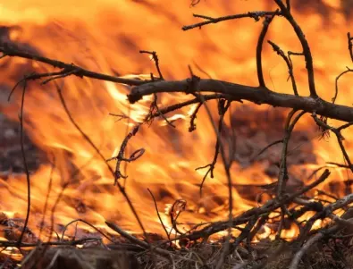 Мащабен пожар в Крим, гори нефтобаза (ВИДЕО)