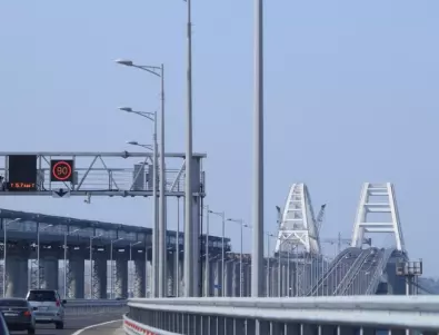 Пак удар в Крим, временно е спряно движението по Кримския мост (ВИДЕО)