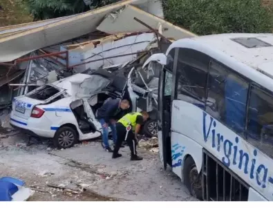 Двама полицаи са загинали след гонка с автобус, пълен с мигранти (СНИМКИ)