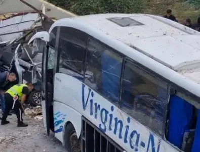 Кадри от инцидента: Автобус се преобърна в Истанбул, има ранени (ВИДЕО)