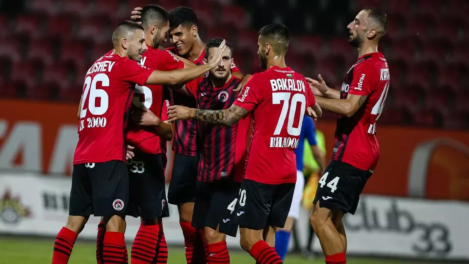 Страхотно изпълнение от свободен удар донесе трите точки на Локомотив София срещу Ботев Враца