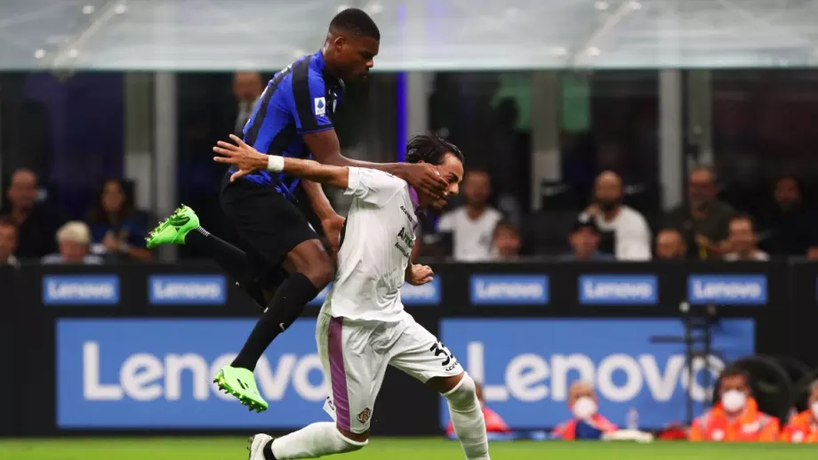 Интер надскочи Кремонезе и бързо наказа грешка на Милан