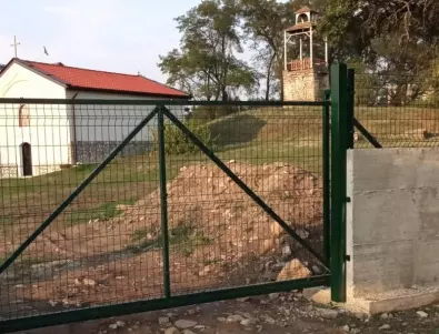 Изградиха нова ограда на църквата 