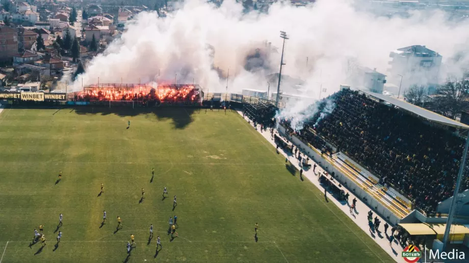 Легенди на Ботев Пловдив сядат до феновете пред видеостената за дербито с Локомотив Пловдив