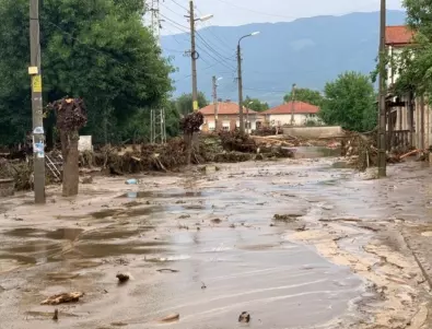 Министър Шишков: Ще помогнем на наводнените населени места в община Карлово (СНИМКИ)