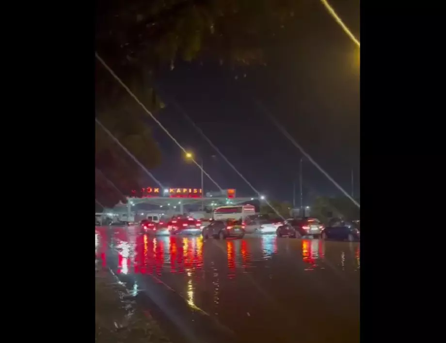 Наводнения блокираха ГКПП "Капитан Андреево", евакуираха хора и в Добрич заради пороите (ВИДЕО)