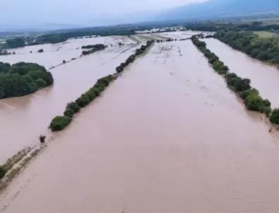 Наводненията обхващат още места в България (СНИМКИ и ВИДЕО)