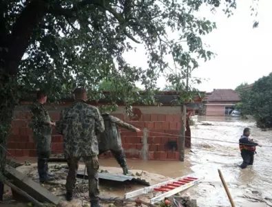 Трети ден военнослужещи помагат за преодоляване на последиците от бедствието в Карловско