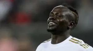 18-годишната съпруга на Садио Мане се завърна в училище, посрещнаха я като герой (ВИДЕО)