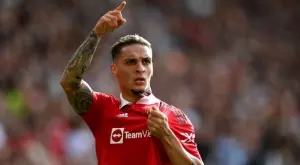 Антони дебютира с гол и целуна емблемата на Манчестър Юнайтед, а Роналдо го аплодира от пейката (ВИДЕО)