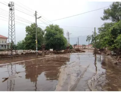 Карлово с призив: Не ни достига тежка техника за разчистване на потопените села