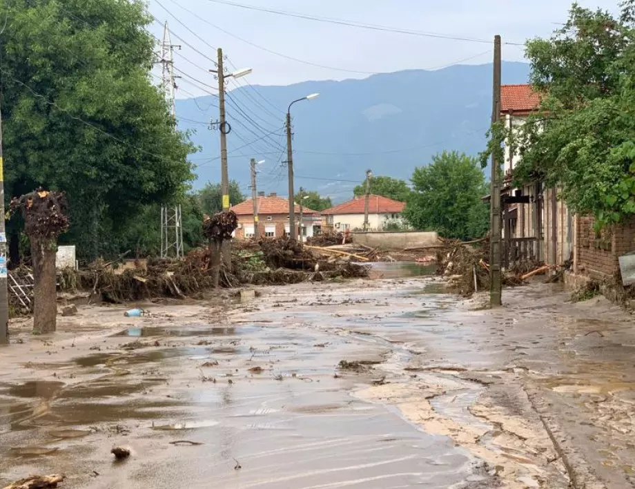 Наеха 100 безработни за възстановяване на наводнените селища в Карловско