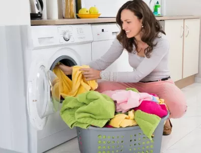 Хитрите домакини винаги поръсват дрехите с това преди да ги сложат в пералнята