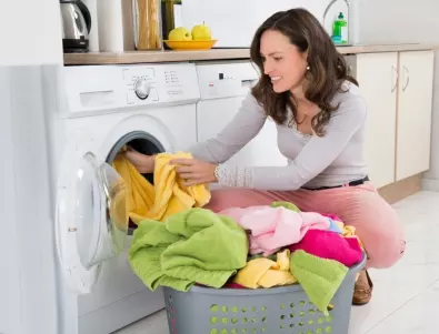 Не го правете отново: Пет грешки при прането, които съсипват дрехите и вашата пералня