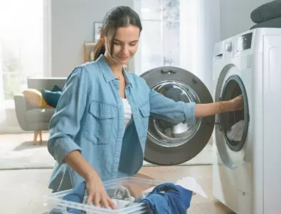 Половината от домакините все още перат неправилно: 6 грешки, които развалят уредите и дрехите