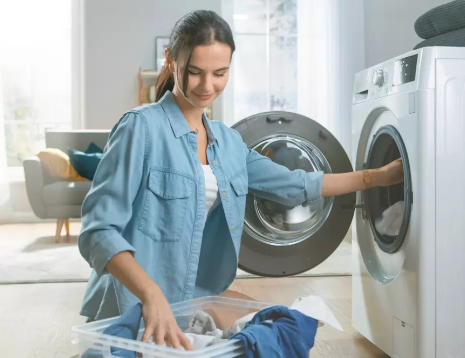 Половината от домакините все още перат неправилно: 6 грешки, които развалят уредите и дрехите