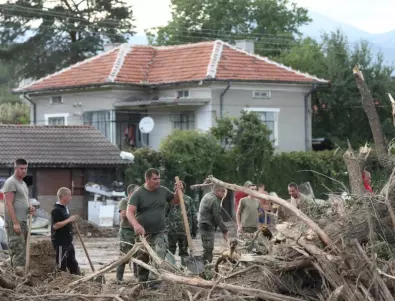 Близо 100 военнослужещи отстраняват щети от наводнението в три населени места в Карловско