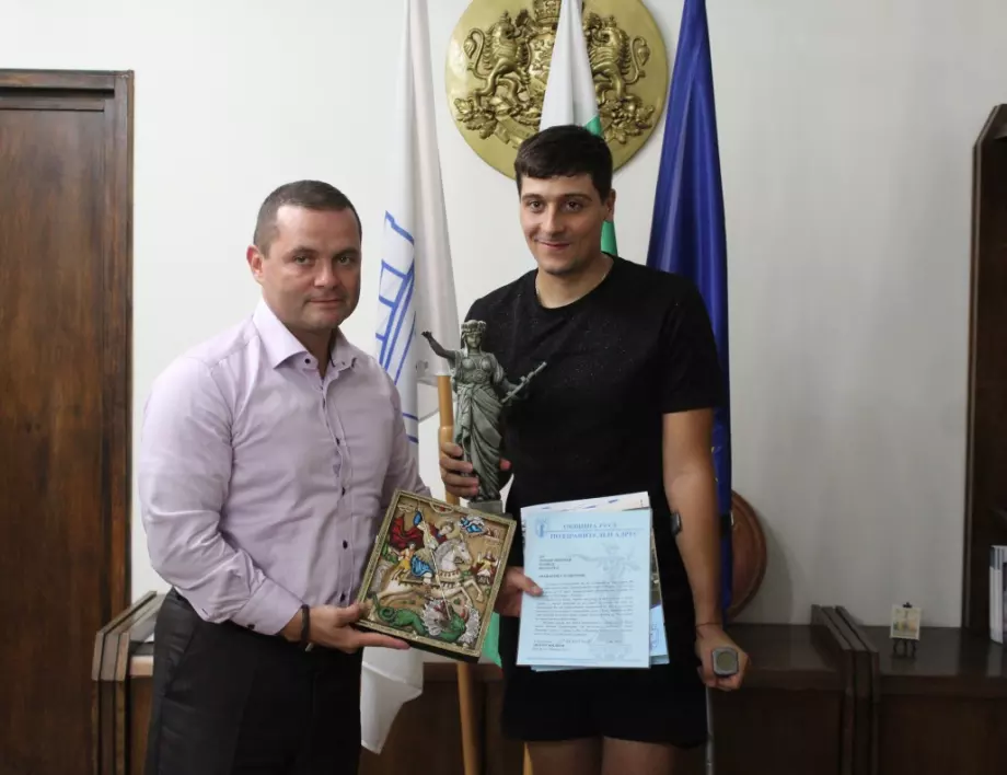 Кметът на Русе награди Теодор Цветков за новия му плувен рекорд