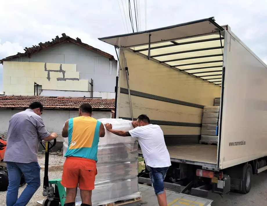 Kaufland дари питейна вода и храна на жителите на пострадалите села в Карловско