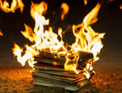 Пожар изпепели 10 хил. тома книги в читалище в Кубрат