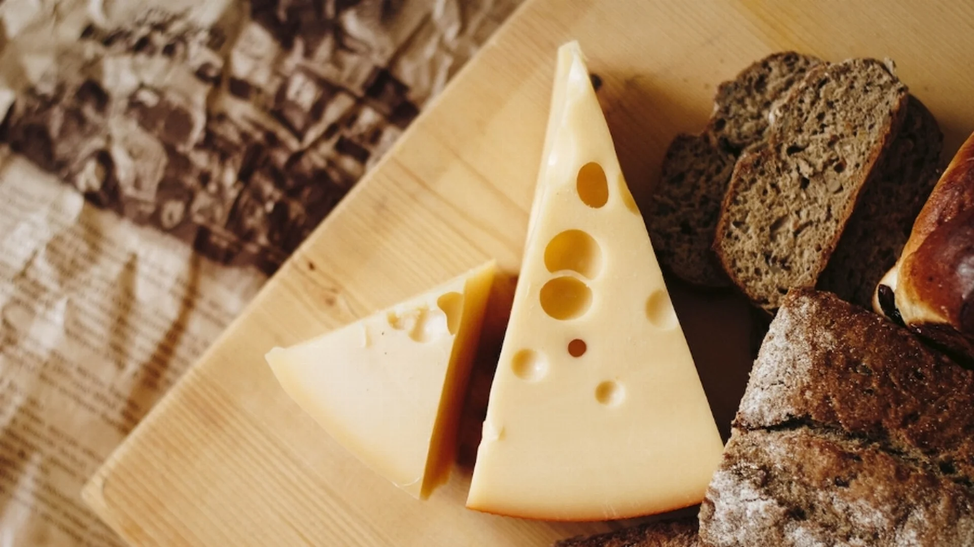 Защо сиренето става на дупки: Ето каква е причината