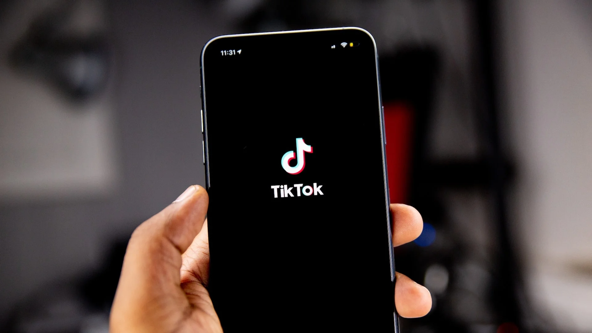 Шофьор на тролей вози пътници докато е на живо в TikTok