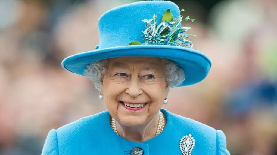 Екс английски национал губи работата си след туит: Защо тъмнокожи и азиатци да скърбим за кралицата?!