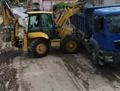 Спукан тръбопровод в центъра на Варна се превърна в потоп (ВИДЕО)