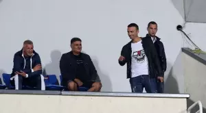 Бербатов изгледа на живо дерби от Втора лига, Етър с поредно реми