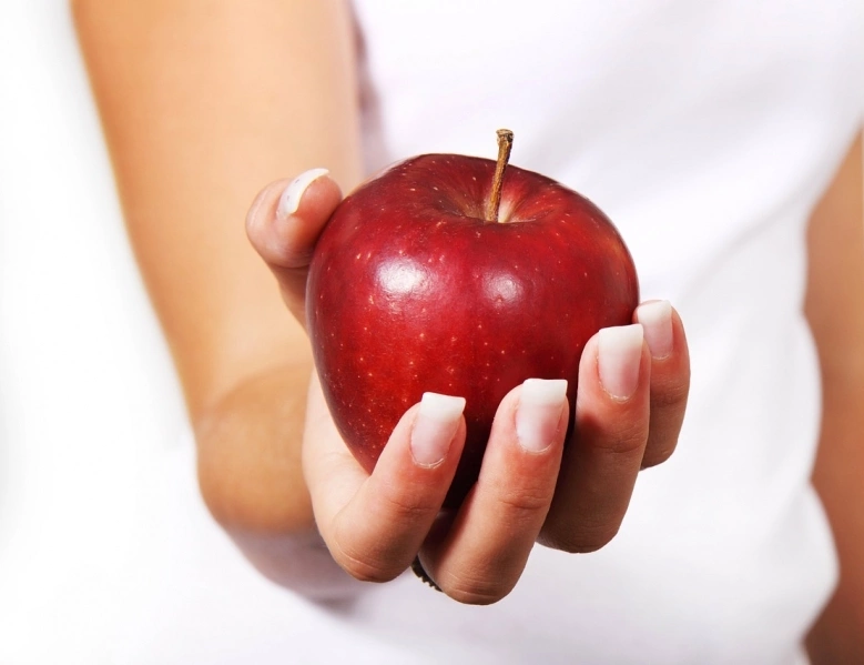 Виц на деня: Ако ти дадат една ябълка, какво ще направиш с нея?