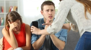 Виц на деня: Мъж хваща жена си на калъп с любовник.